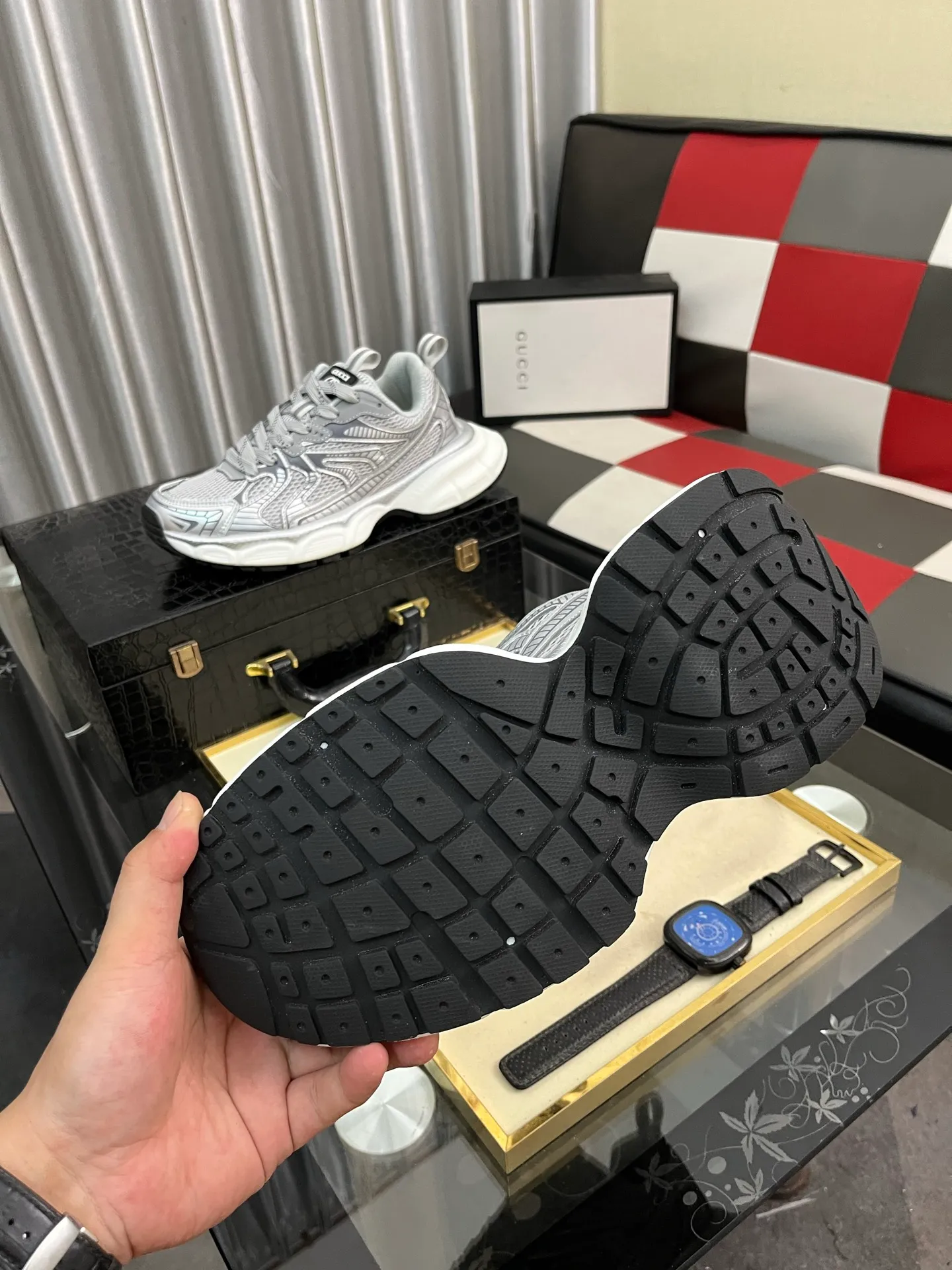 Men's shoes 💰480⌚️⌚️ Gucci •Gucci original quality. ~ Unique modern style sneakers. 🏃A must-have casual shoe for trendy men😍😍 Original brand imported from Italy, imported original leather, sheep lining (refuses to discolor and grind feet) Sole: Original sole specially provided by the original factory, French lazy style design ⚠️Fit the foot. Original quality code number: 38-442️⃣Colors available